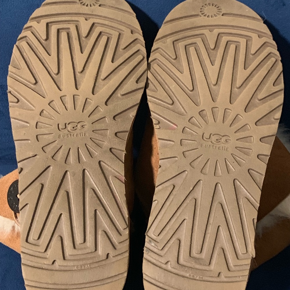 Bailey Button Uggs Size 8 - image 3